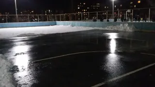 Город в твоих руках: рязанец не выдержал и сам залил каток