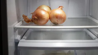 Лук точно не прорастает и не портится месяцами: простые способы правильного хранения