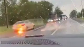 Перегородили дорогу: в Захаровском районе упали провода