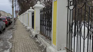 В Рязани в феврале 2022 года стала осыпаться отделка забора Верхнего городского парка