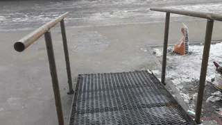 Чтобы зубы выбивать: в Нижнекамске вместо перил к пандусу приварили опасные трубы 