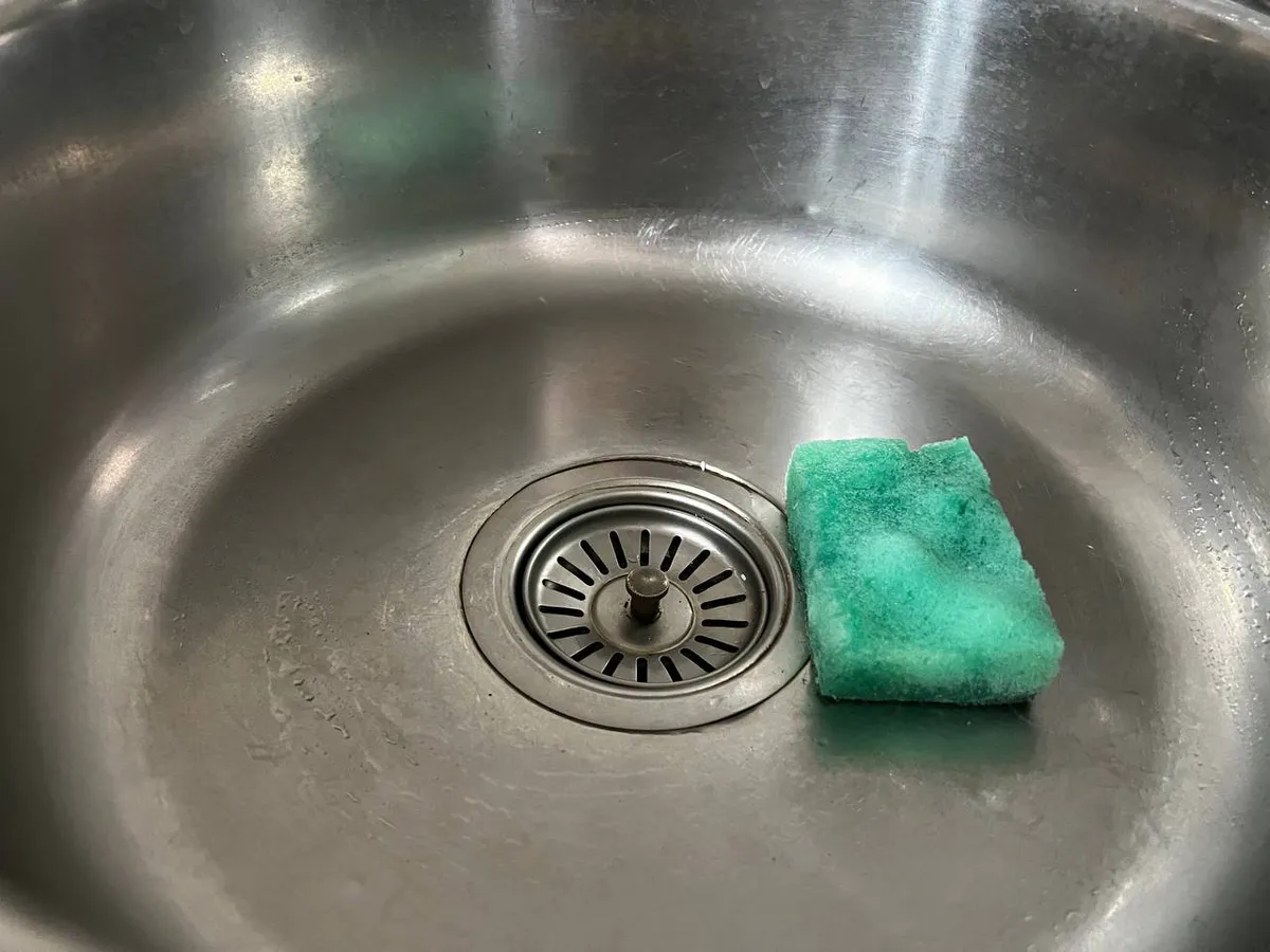 Губки для посуды заменила такой вещицей — не воняет и отмывает даже лучше: имеется у каждого