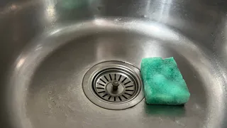 1 ложка и 1 чашка в слив: жир ушел за 5 минут — эффективнее, чем уксус и сода, лайфхак от специалиста