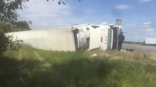 Под Спасском водитель фуры вылетел в кювет и перевернулся