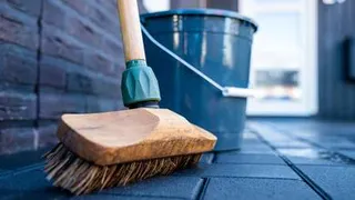 Почему нельзя подметать и мыть полы по вечерам
