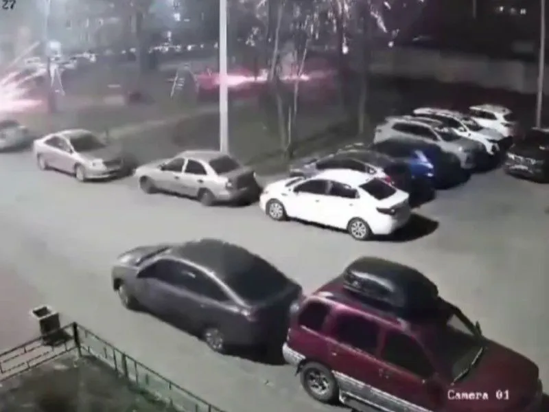 В рязанском Канищеве из-за запуска фейерверка во дворе повредились автомобили