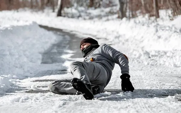 Как компенсировать затраты на лечение после падения на скользком тротуаре