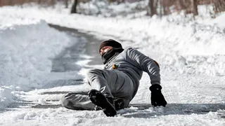 Как компенсировать затраты на лечение после падения на скользком тротуаре
