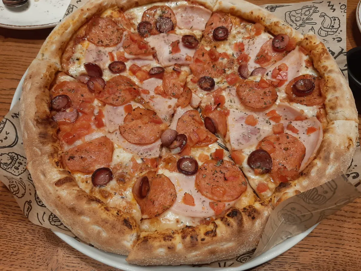 Содержит углеводы, белки, но очень калорийная