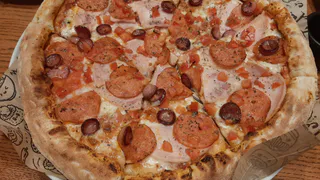 Содержит углеводы, белки, но очень калорийная