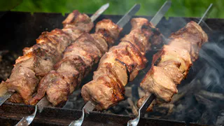 И для шашлыка, и на сковороду: кавказский маринад для мяса — всего один секретный ингредиент 