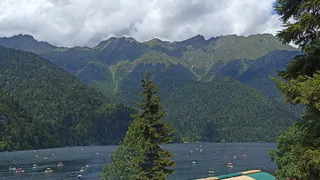 "Попрошайки и разгромленные дома": россиянин оставил честный отзыв об отдыхе в Абхазии