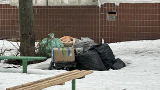 Жители Рязани пожаловались на мусор на детских площадках 