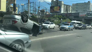 Техника в руках индейцев. Таксисты устроили гонку на улицах Рязани – все закончилось перевернутым автомобилем