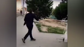 В Рязани неизвестные разбили остановку: видео инцидента