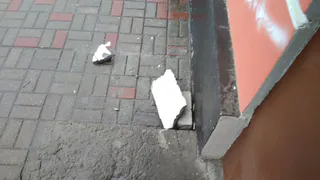 «Упавшая штукатурка мне чуть голову не проломила»: в жилом доме на Кольцова обвалился фасад здания