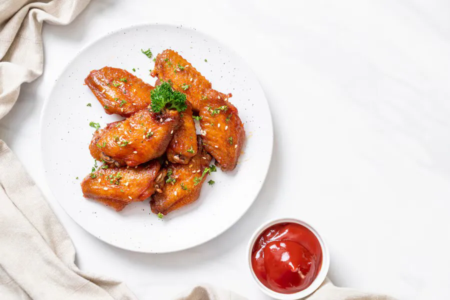 Сочные куриные крылышки в карамели: для глазури нужен соевый соус и имбирь