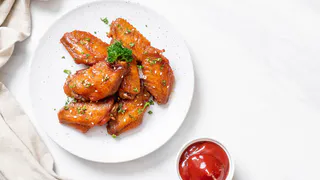 Ароматные куриные крылышки в карамели: для глазури нужен соевый соус и имбирь