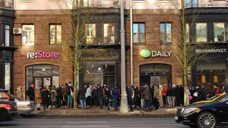 Старт продаж iPhone X в России начался с гигантской очереди в re:Store