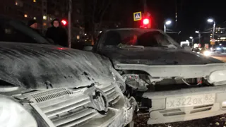 Авария на перекрестке улиц Костычева и Крупской – столкнулись Фольксваген с "пятнашкой"