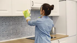 Шкафчики на кухне моем только так: 4 ложки — и жир с них сам стечёт