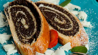 Сытный рулет за 30 минут: берем сырок и 3 яйца