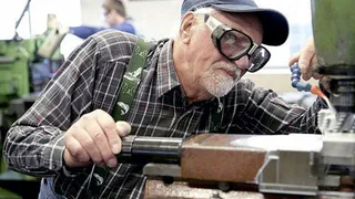 Какие выплаты отменят инвалиду-пенсионеру при устройстве на работу