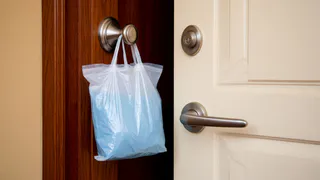 Зачем турки вешают на ручку двери снаружи своих квартир пакет с деньгами: хитрый трюк - и хозяева 