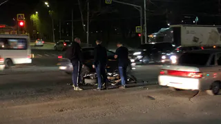 На перекрестке Первомайского проспекта и Вокзальной столкнулись Фольксваген Поло и мотоцикл