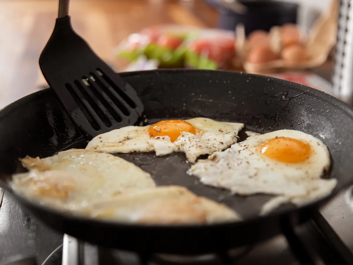 Не сало и не масло: на чём готовят яичницу опытные кулинары — запомните раз и навсегда