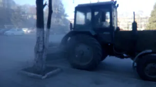 Трактор чистил пыль без воды: рязанец возмущен такой уборкой улиц