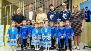 «Вместе мы сможем больше»: как в Нижнекамске хоккеисты «Нефтехимика» поддержали детей с особенностями развития