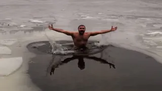 "Все считают меня психом": Рязанский "морж" нырнул под лед и заснял это на видео