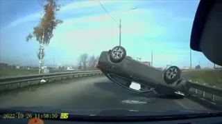 На видео попало ДТП в Рязани, в котором перевернулся автомобиль