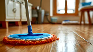 Стакан на ведро — и ламинат с линолеумом чистые до неприличия: теперь другие средства не использую