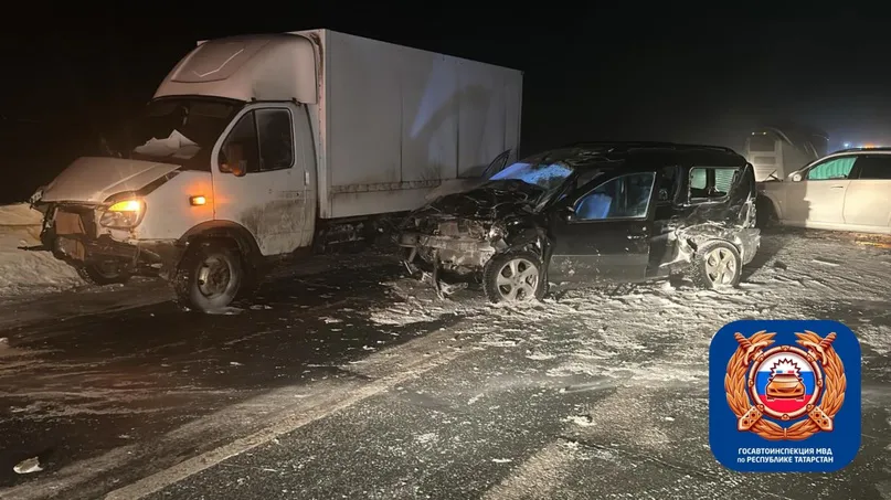 После столкновения с Mercedes-Benz 400, «Ладу Ларгус» отбросило на встречку