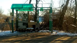 Сервис "по ряжски" : остановка без крыши, но с матрасом и подушкой