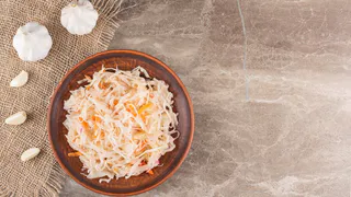 Квасим домашнюю хрустящую капусту в банке и кастрюле