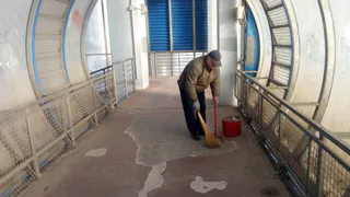 Эффект Pro Города: обледенелые ступеньки надземного пешеходного перехода обработали после жалобы горожан