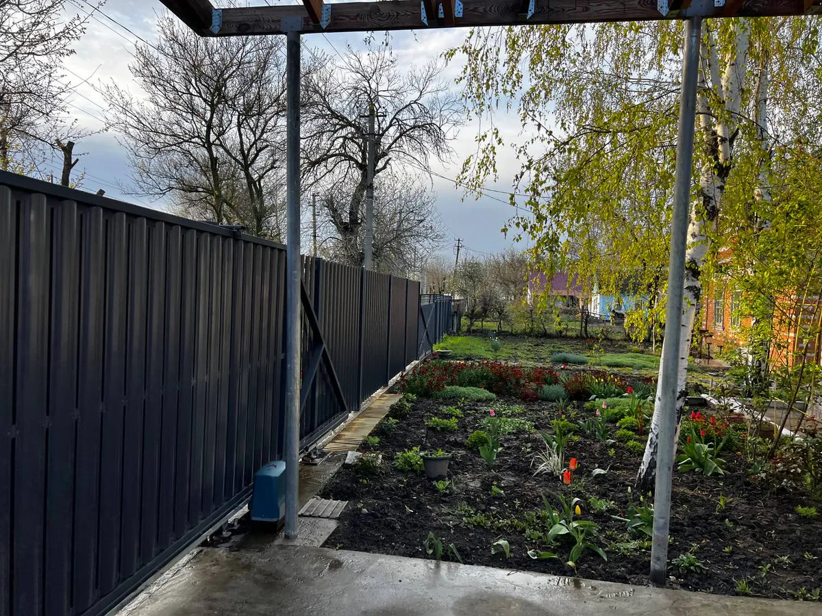 Турки придумали забор между соседями — не заслоняет солнце, продувается и не просвечивает - удивляет простотой