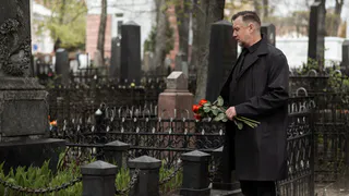 Митрополит Марк раскритиковал оградки и памятники на могилах