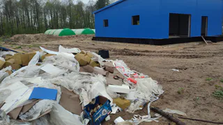 В Покрове скважину за 180 миллионов рублей строят среди мусора и без охраны