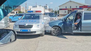 В Рязани на парковке Renault Logan врезалась в машину ДПС