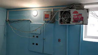 В одном из домов Нижнекамска после ремонта остались кабеля 