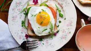 Сделаете себе хуже: к чему приводит привычка есть на завтрак есть богатые белком продукты