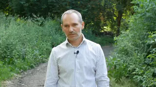 Депутат похвалился новой дорожкой для детей на Братиславской - без освещения и с бурьяном