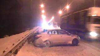 На трассе под Рязанью легковушку занесло "на встречку" прямо под грузовик