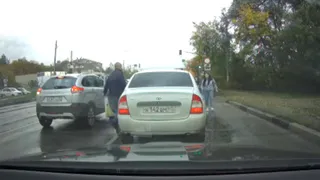 В рязанской Песочне один конфликтующий водитель сбил машиной другого