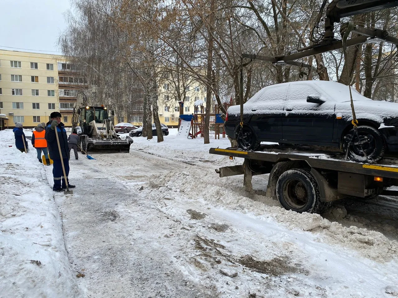 В Нижнекамске эвакуируют авто, которые мешают дворникам очистке дорог от снега