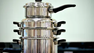 Как вернуть блеск алюминиевым кастрюлям с помощью яблочной кожуры